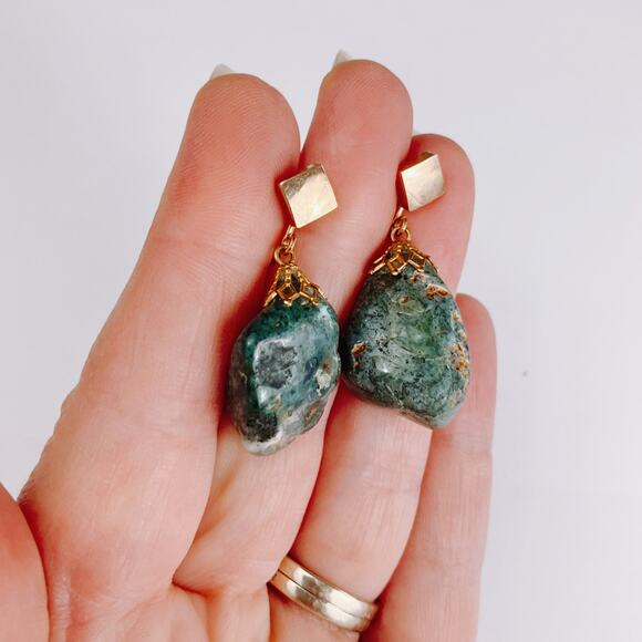 VTG Mid Century Screw Back Earrings Green Stone Beads Gold Tone 1950s 1960s - Picture 2 of 10